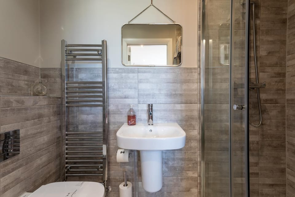 Shower, Toilet, Bathroom, towels