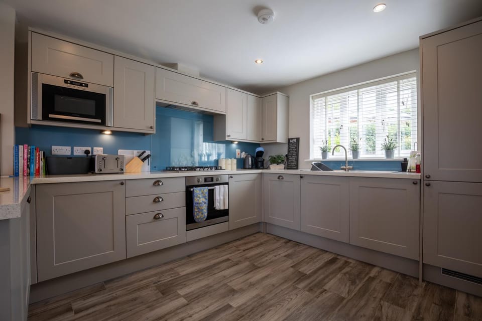 Coffee/tea facilities, dishwasher, oven, toaster