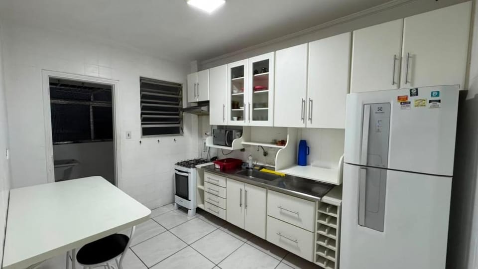 Astúrias, 94 m2, com AR , TELA, 2 vagas, 400 m Praia Apartment in State of São Paulo