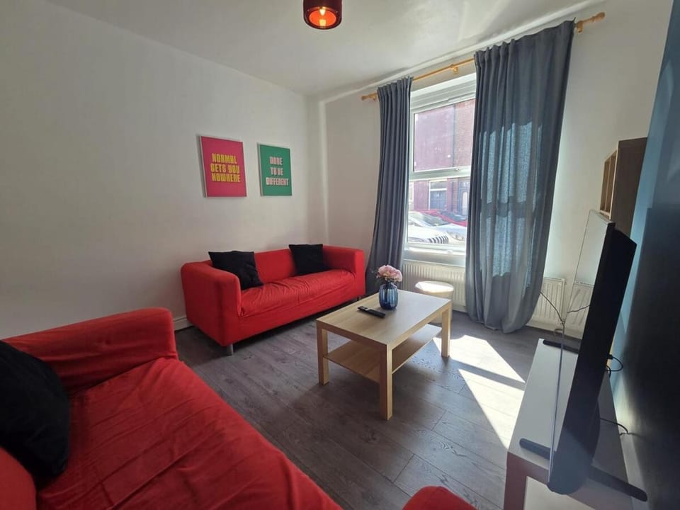 Comfortable 3-Bedroom Home with Free Parking Apartment in Sheffield
