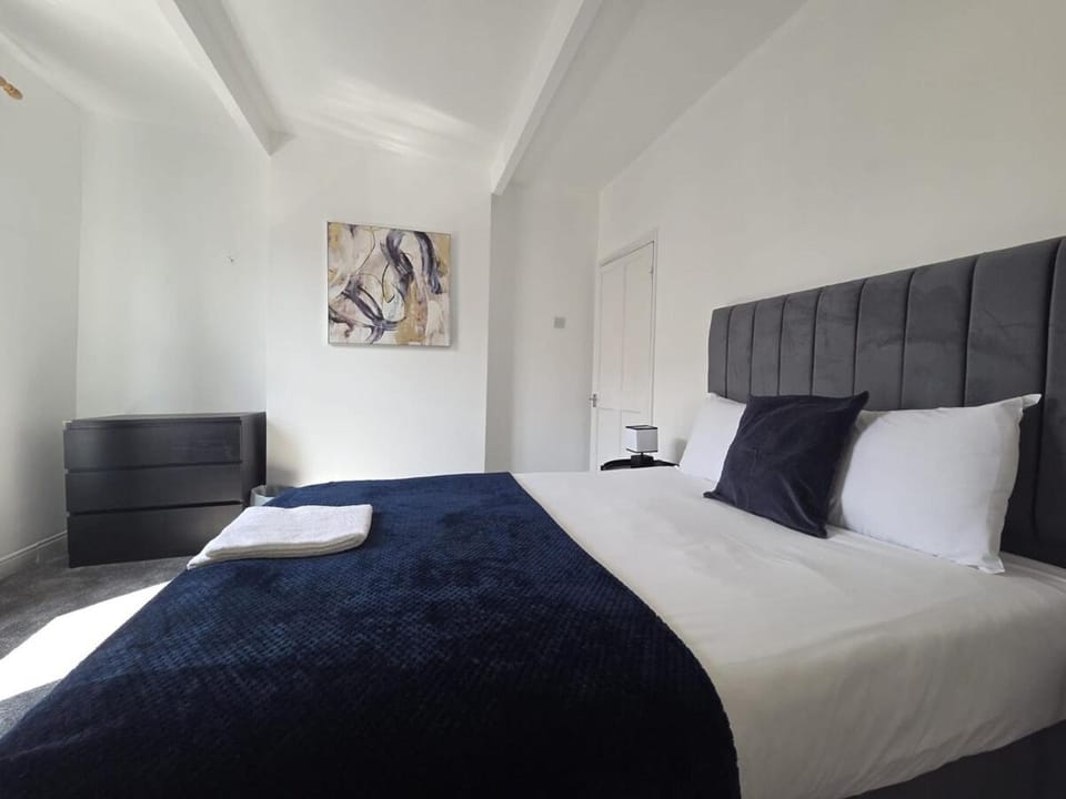 Comfortable 3-Bedroom Home with Free Parking Apartment in Sheffield