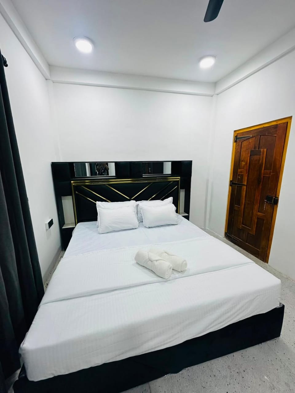 Bed, Bedroom, towels