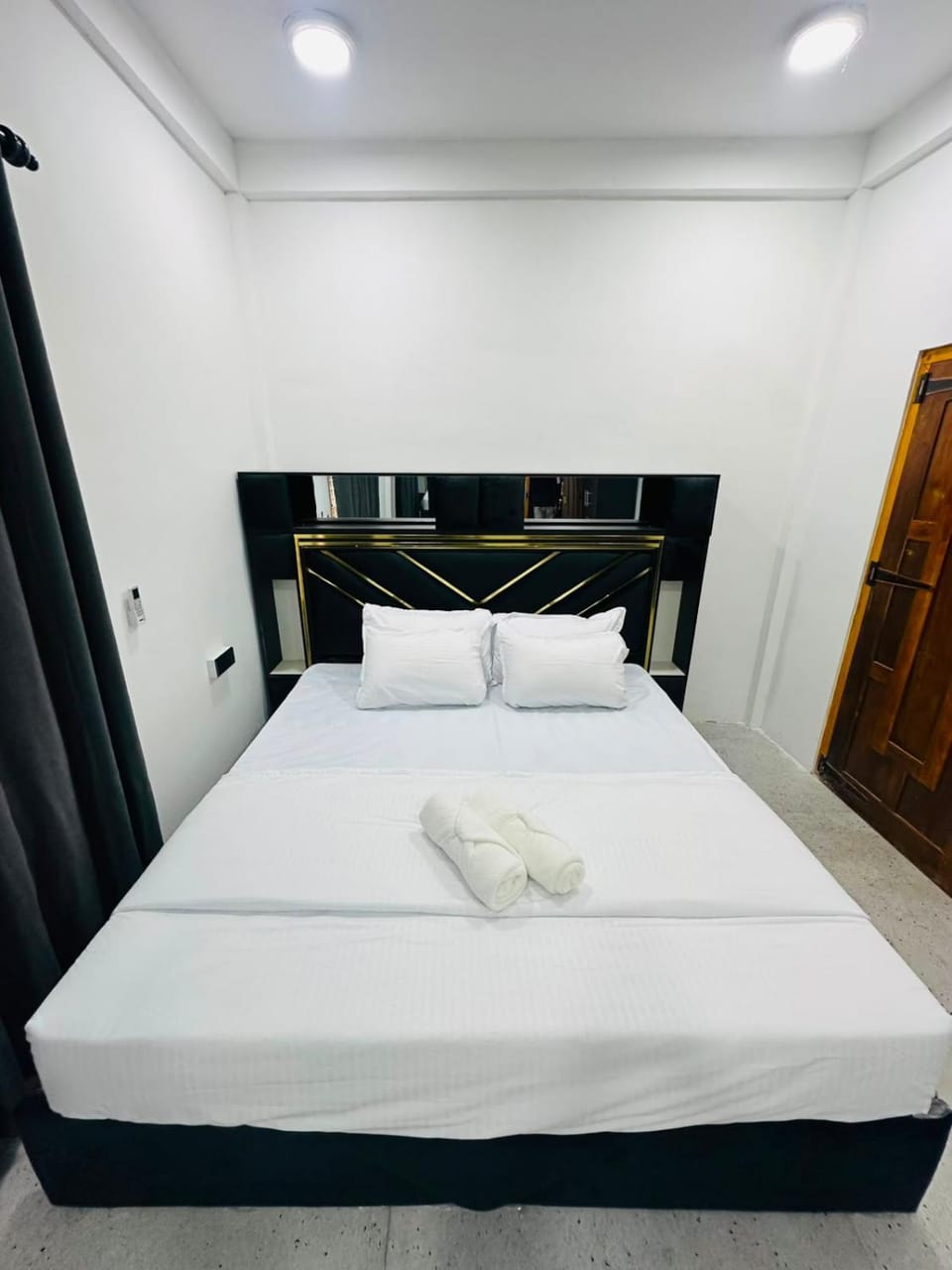 Bed, Bedroom, towels