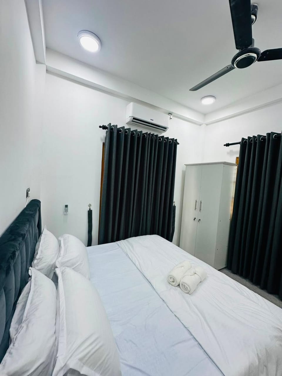 Bed, Bedroom, towels, air conditioner