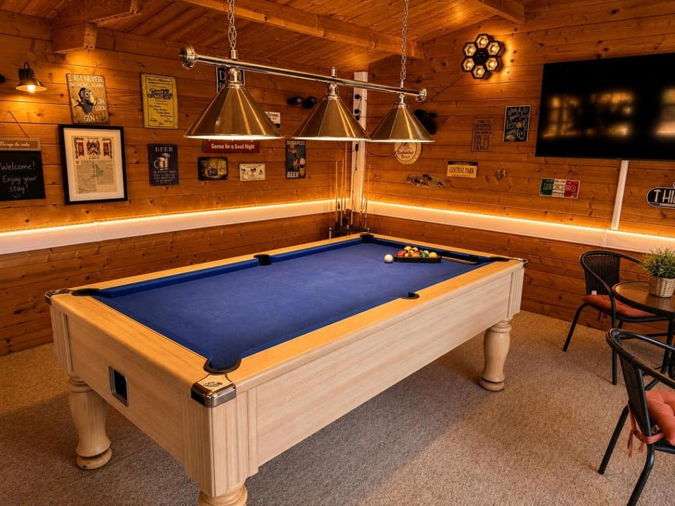 Billiard, Game Room