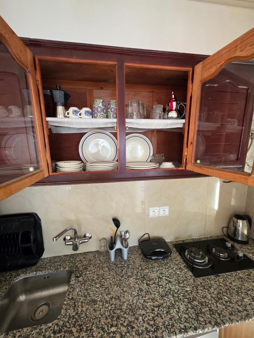 Coffee/tea facilities, Kitchen or kitchenette, stove, toaster