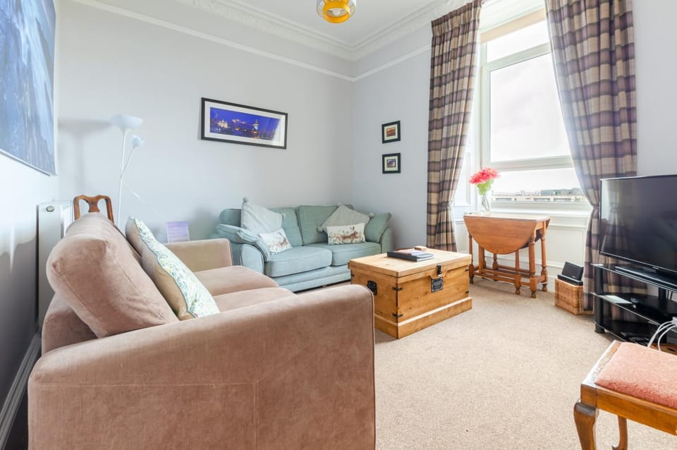 Beautiful City Center 1 Bed Apartment with Park View Apartment in Edinburgh