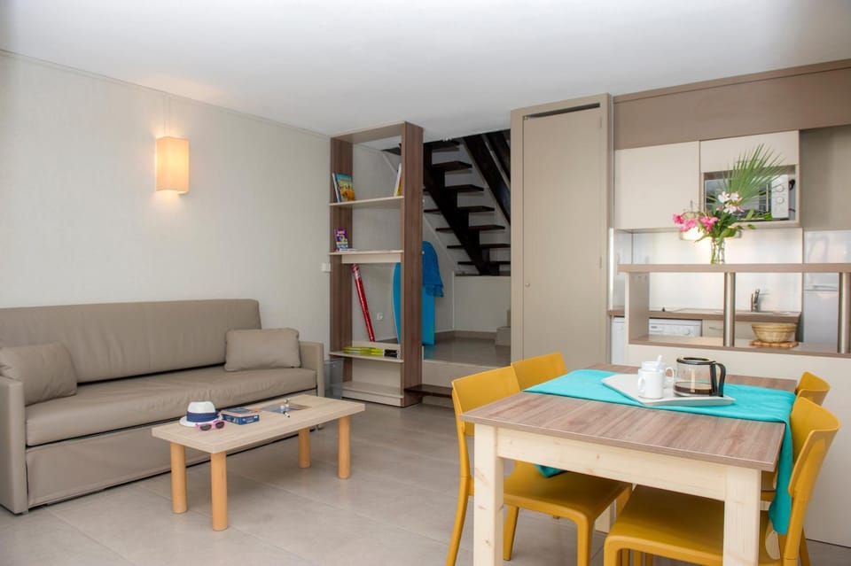 Kitchen or kitchenette, Living room, Dining area