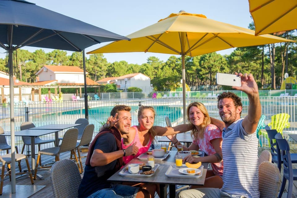 Patio, Restaurant/places to eat, People, Swimming pool, Buffet breakfast
