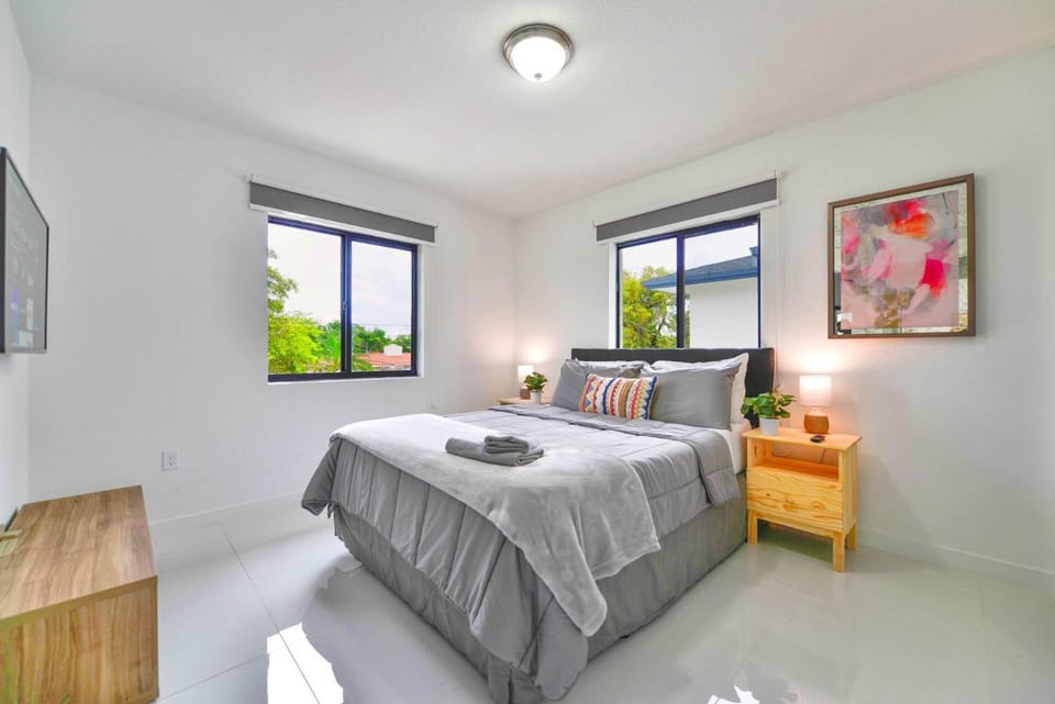 Bed, TV and multimedia, Photo of the whole room, Bedroom