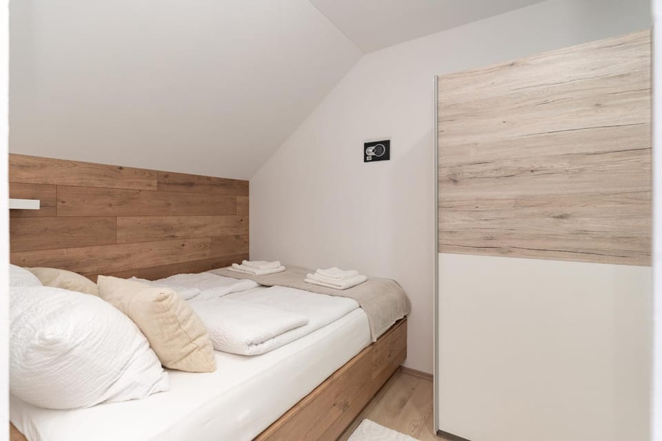 Bedroom, safe, wardrobe