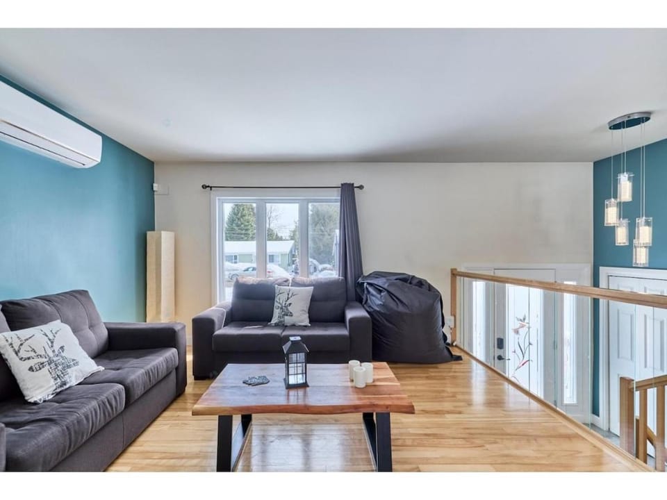 Four Seasons House Close to Lakes & Skiing Chalet in Saint-Donat
