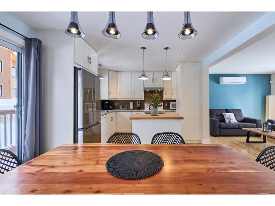 Four Seasons House Close to Lakes & Skiing Chalet in Saint-Donat