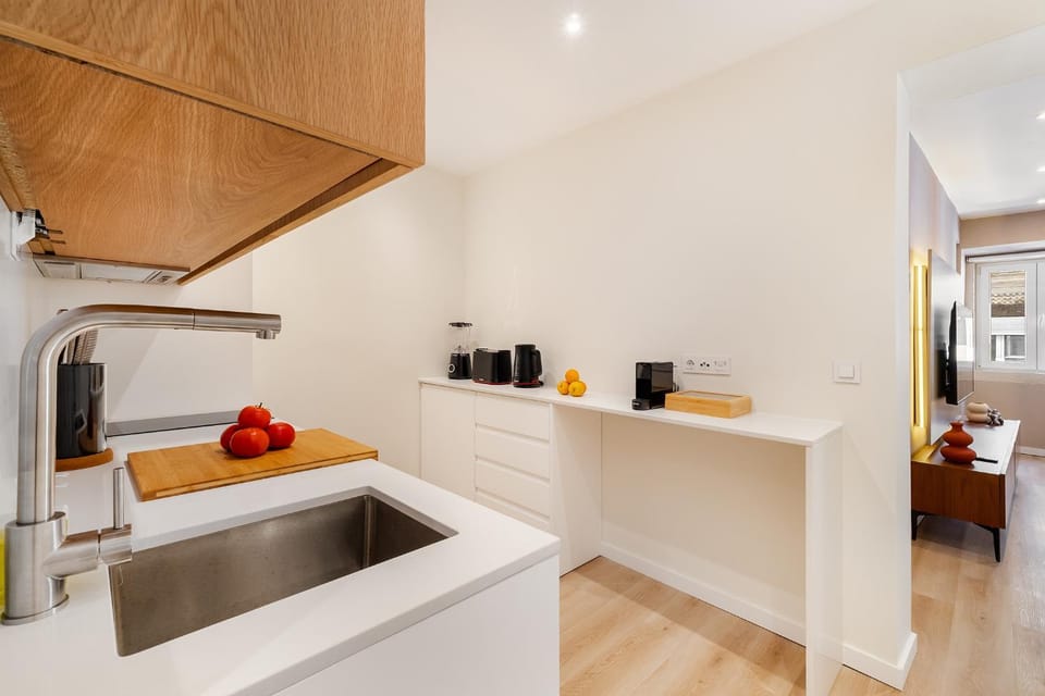 Coffee/tea facilities, Kitchen or kitchenette, stove