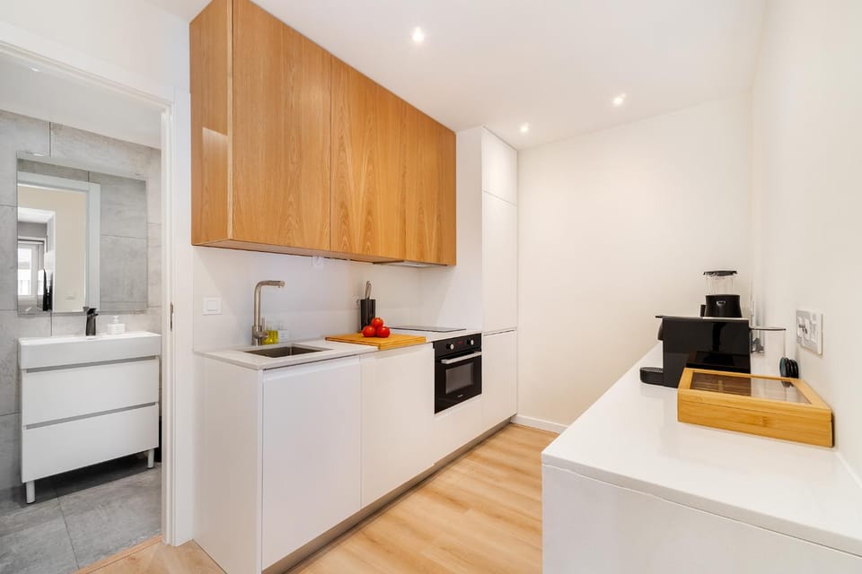 Coffee/tea facilities, Kitchen or kitchenette, oven, stove