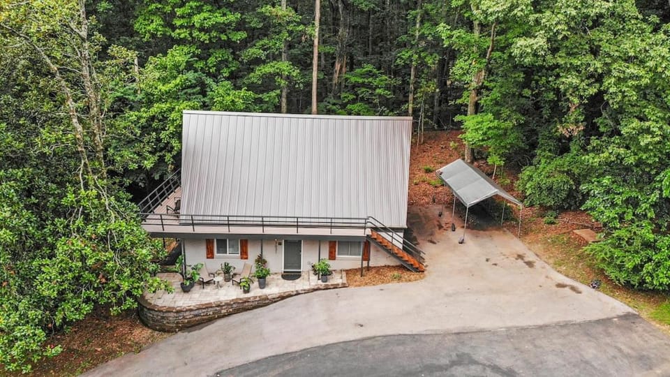 Sanctuary - A Cozy Cottage Getaway House in Knoxville