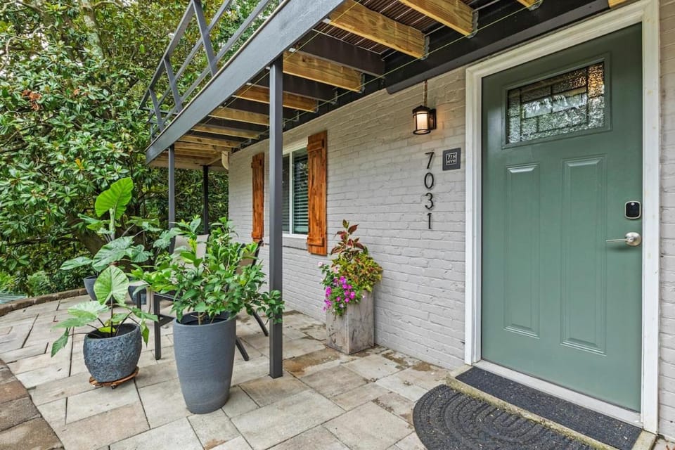 Sanctuary - A Cozy Cottage Getaway House in Knoxville