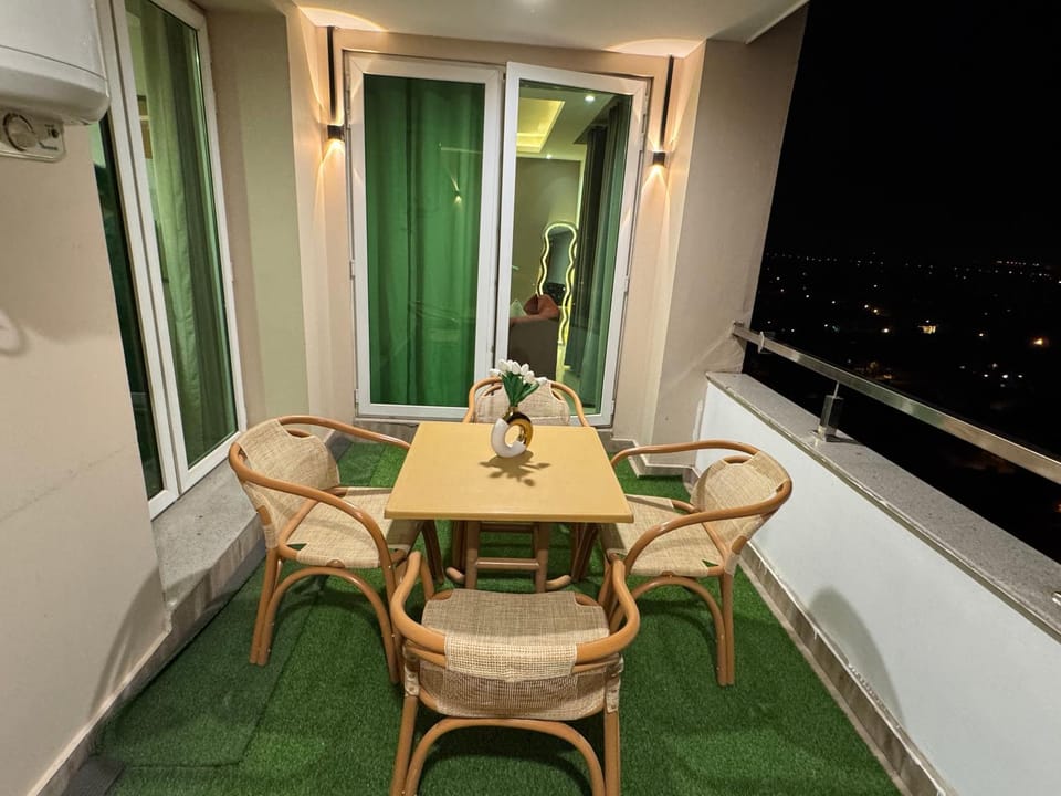 Patio, View (from property/room), Balcony/Terrace, Living room, Seating area, Dining area