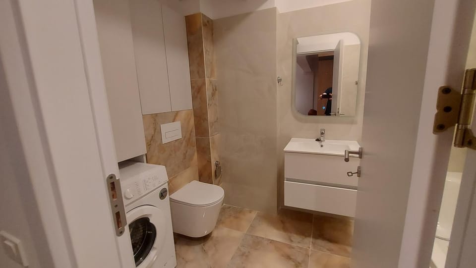 85th Pool View 2 Rooms Apartament Apartment in Romania