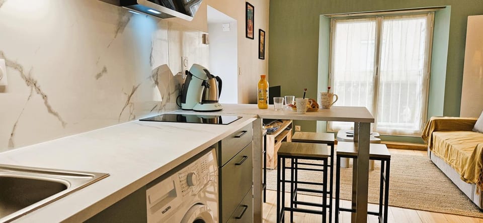 Coffee/tea facilities, Kitchen or kitchenette, microwave, stove, washing machine, kitchen