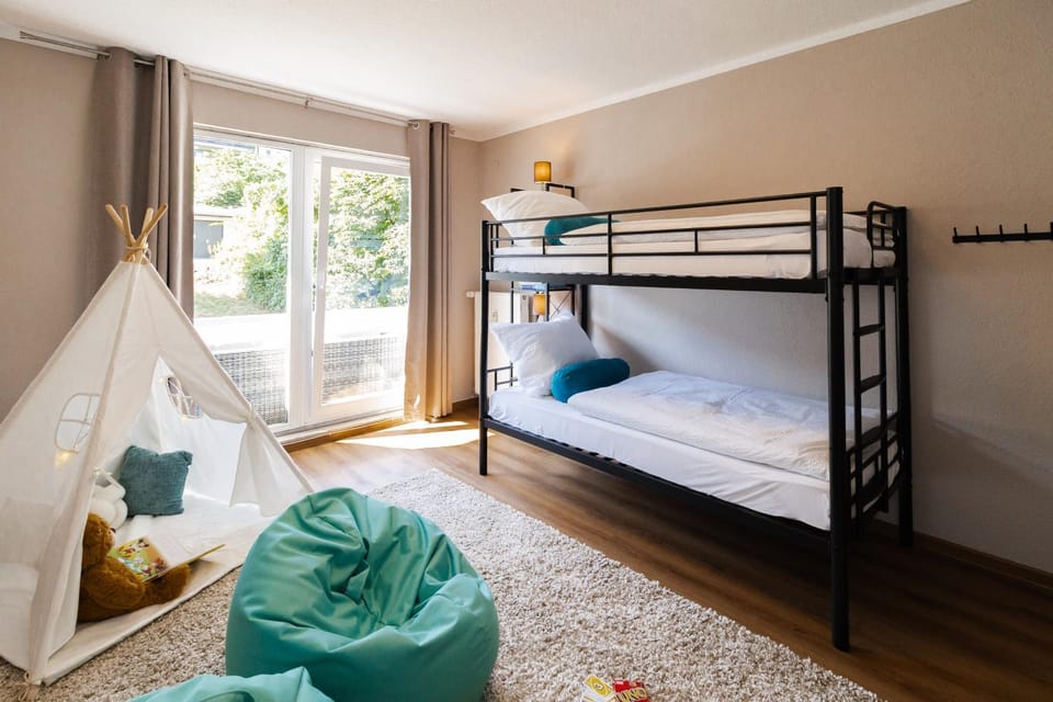 Bedroom, bunk bed