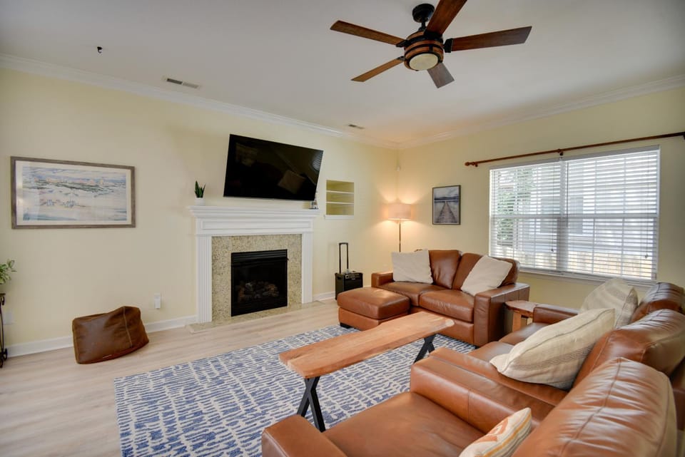 1 Block to Beach + Private Patio in Norfolk House in Norfolk