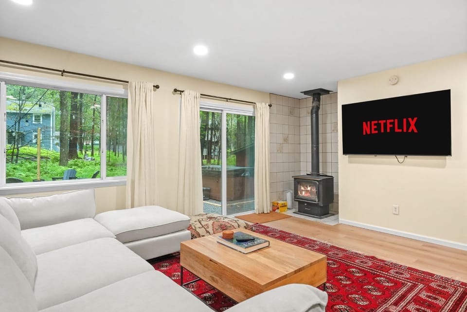 A-Frame Retreat - Hot Tub Fire Pit & Fireplace House in Coolbaugh Township