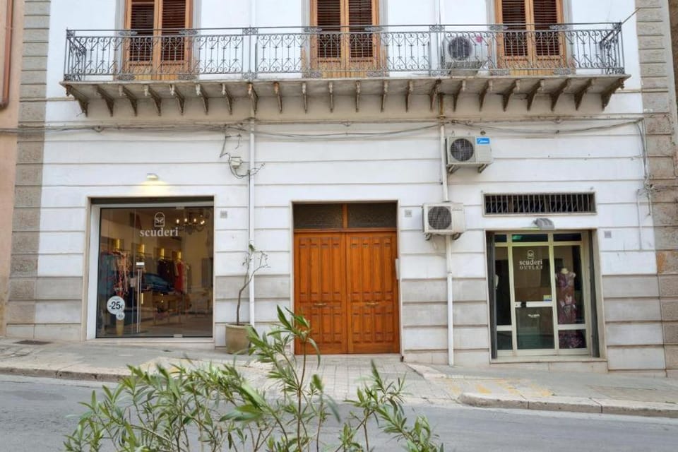 Property building, Facade/entrance, Day