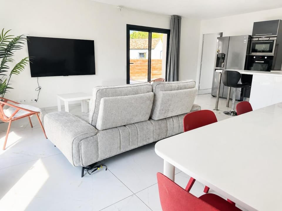 TV and multimedia, Kitchen or kitchenette, Living room, Dining area, minibar, oven