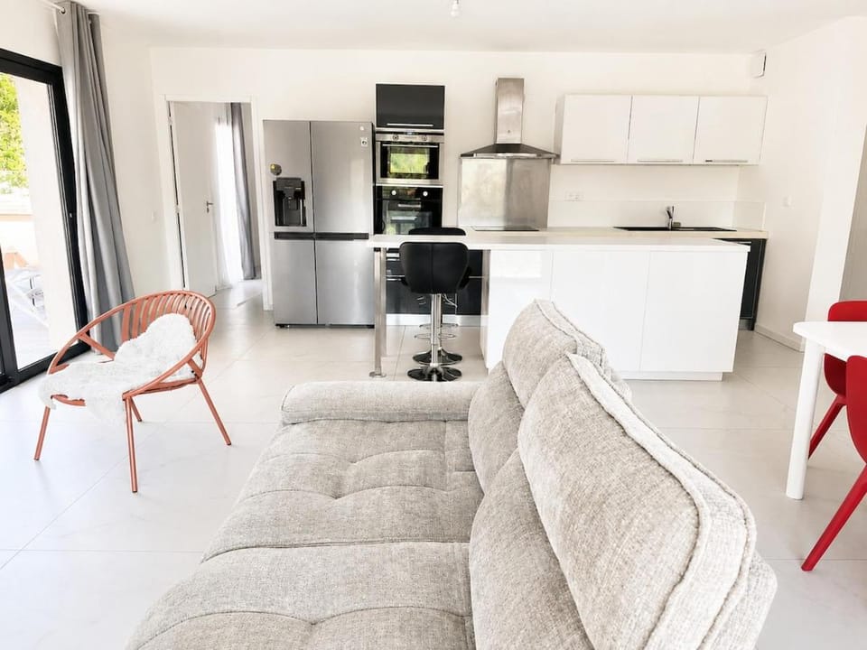 Living room, Dining area, dishwasher, minibar, oven, stove, toaster