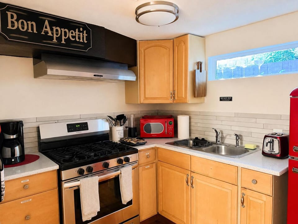Coffee/tea facilities, Kitchen or kitchenette, oven, stove, toaster