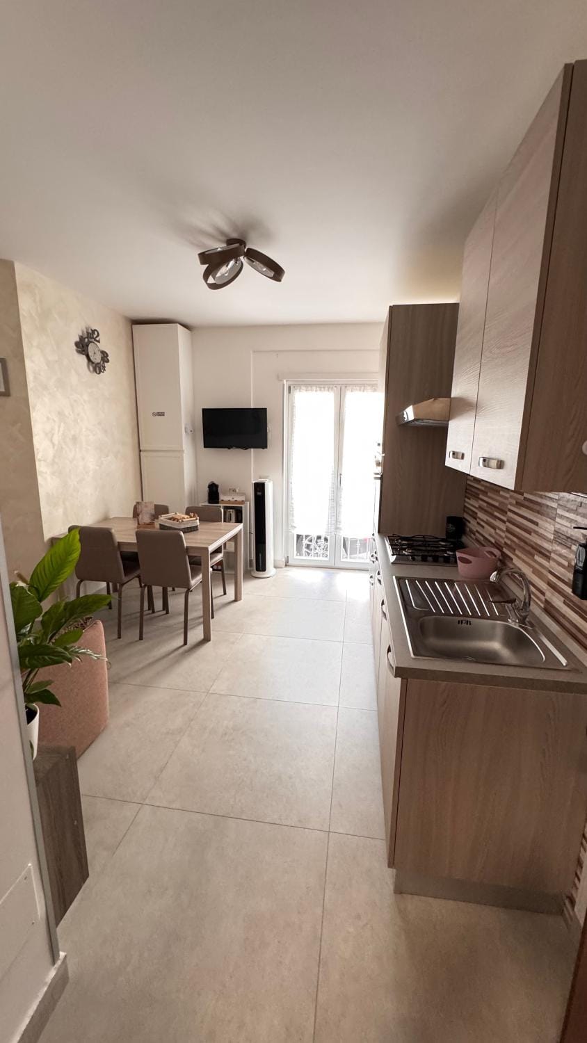 TV and multimedia, Kitchen or kitchenette, Dining area, oven, stove