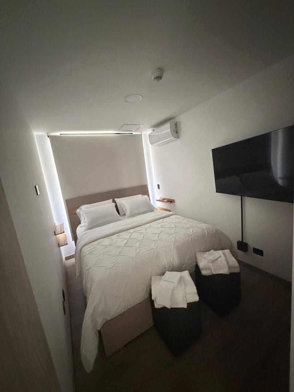 Photo of the whole room, Bedroom