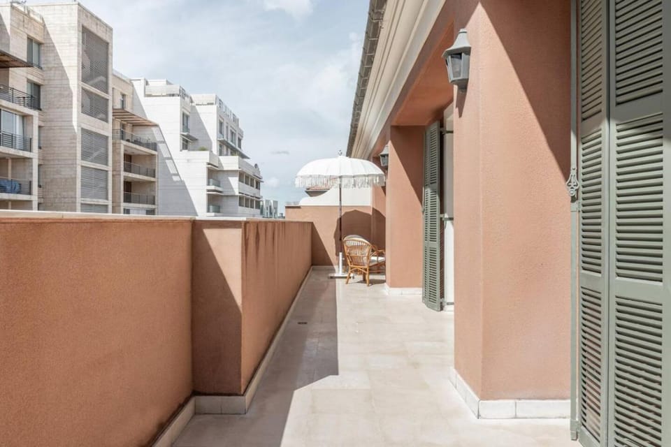 Lovely 2 Bed Rooftop in Saifi Village Apartment in Africa