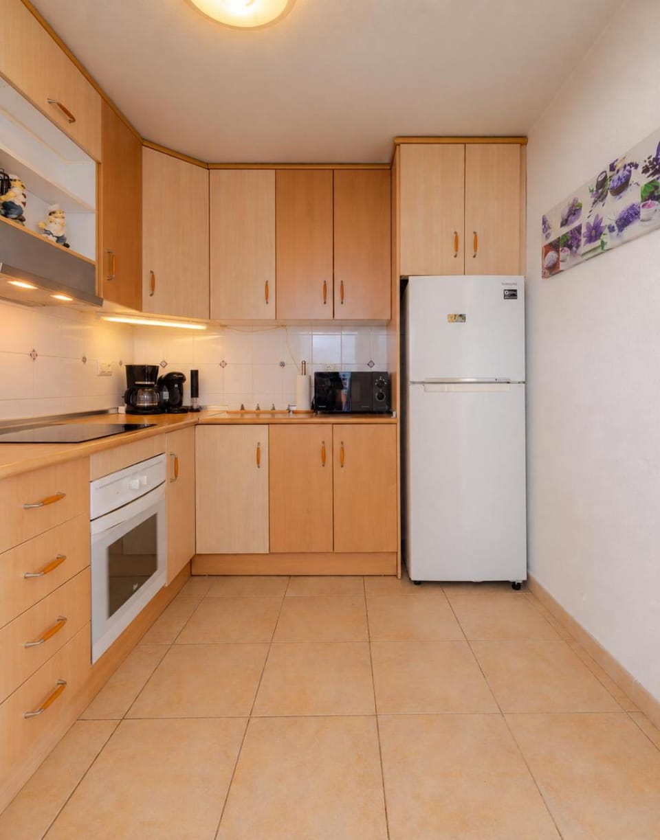 Coffee/tea facilities, Kitchen or kitchenette, dishwasher, oven, stove