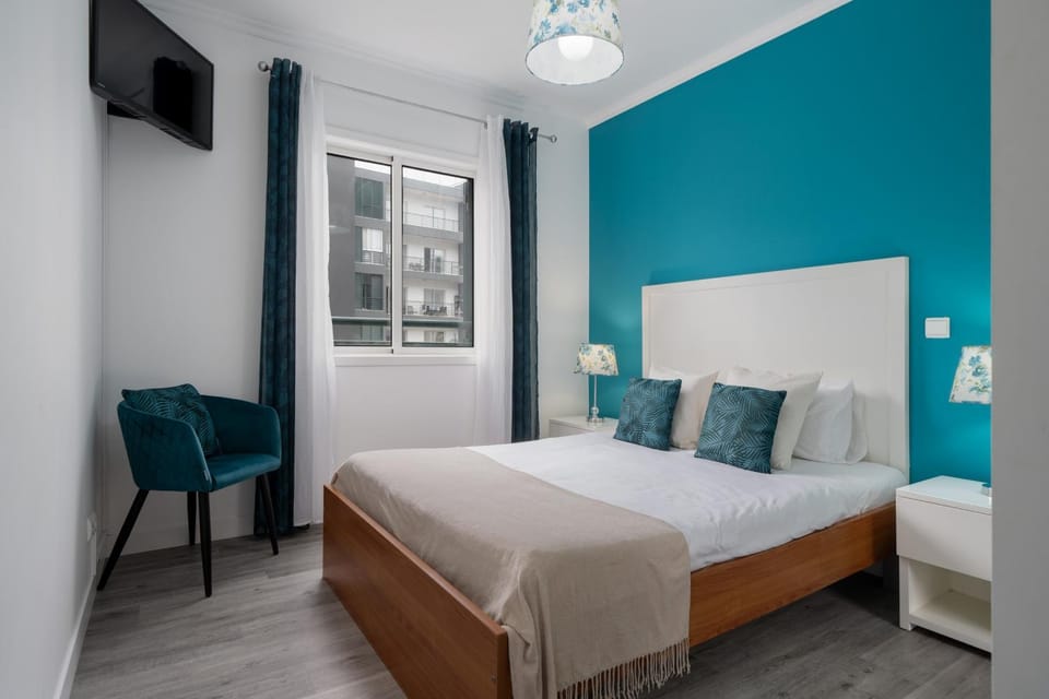 Bed, TV and multimedia, Photo of the whole room, Bedroom