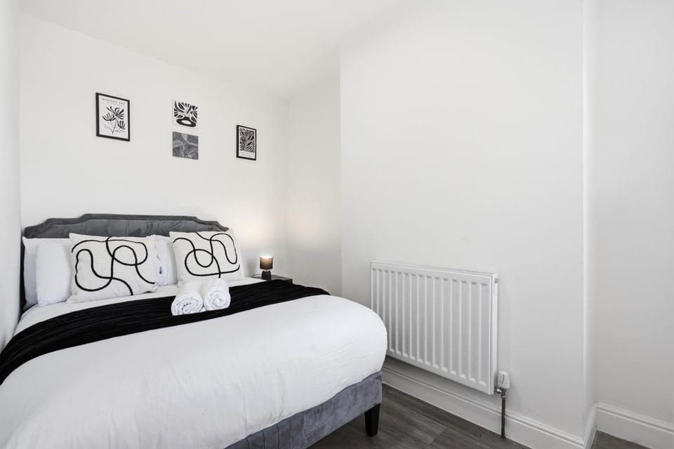 Bed, Photo of the whole room, Bedroom, internet