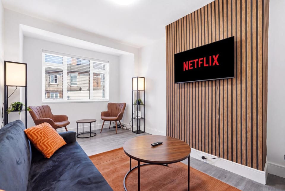Communal lounge/ TV room, TV and multimedia, Living room, Seating area, Evening entertainment