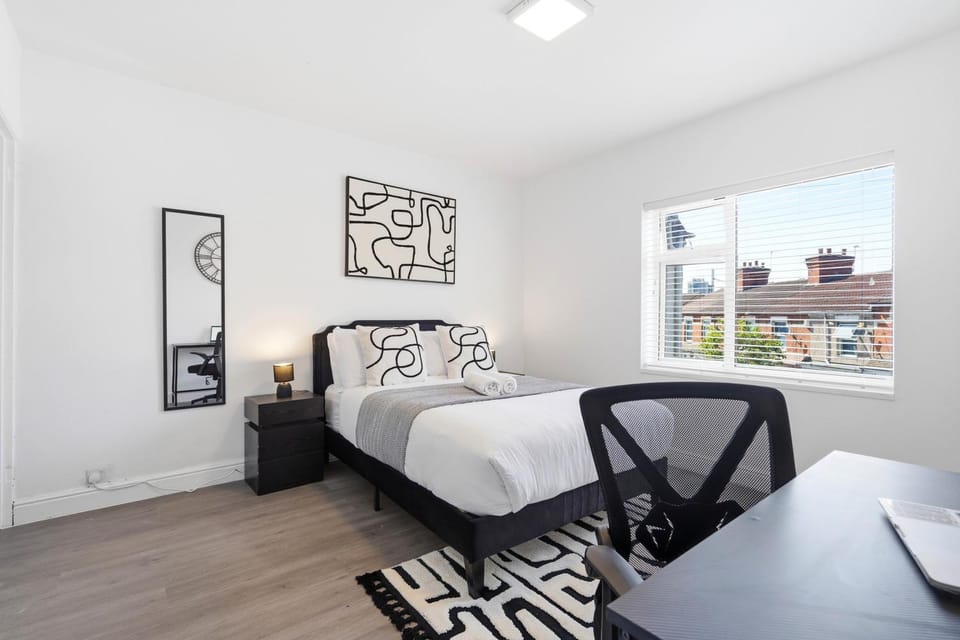 Bed, Living room, Photo of the whole room, Seating area, Bedroom