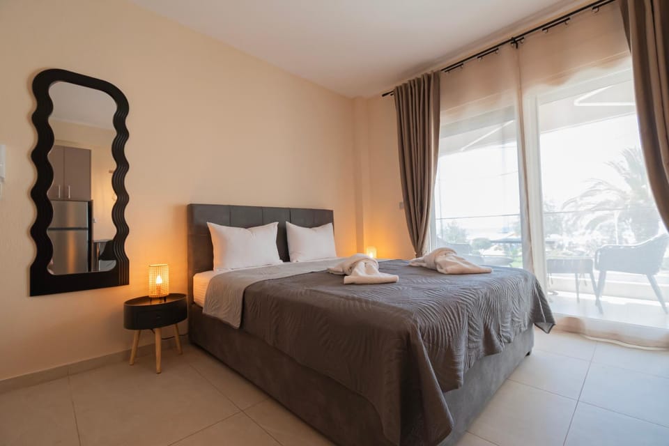 Bed, Photo of the whole room, towels