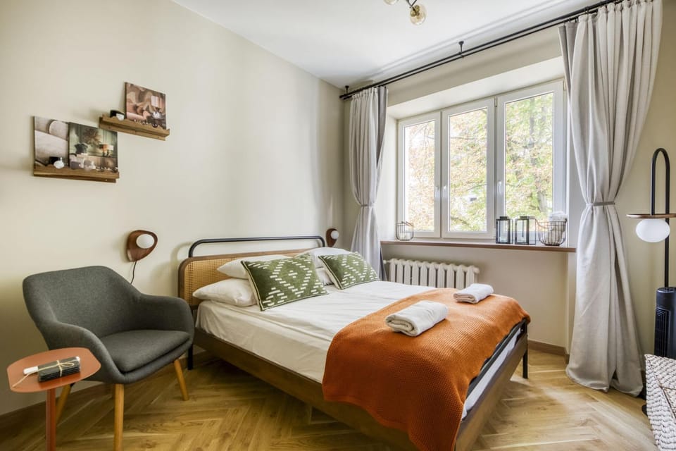 Bed, Photo of the whole room, Seating area, towels
