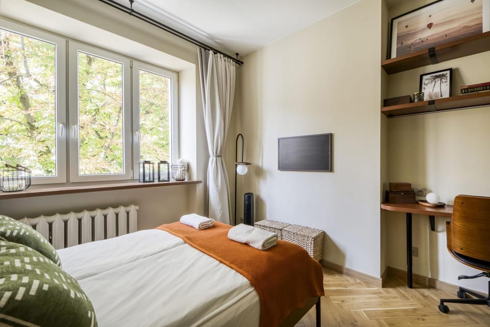 Bed, TV and multimedia, Photo of the whole room, internet