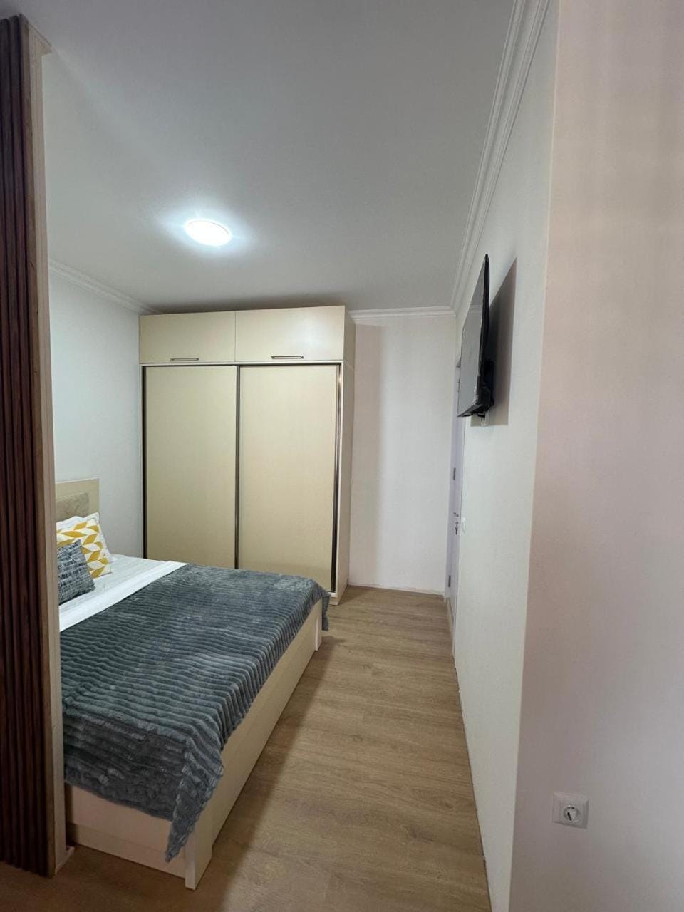 Bed, TV and multimedia, Photo of the whole room, Bedroom, wardrobe
