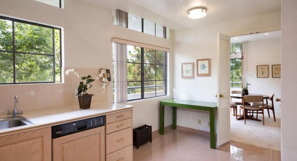 Spacious Two Bedroom Luxury Residence with Resort Amenities Apartment in Beverly Hills