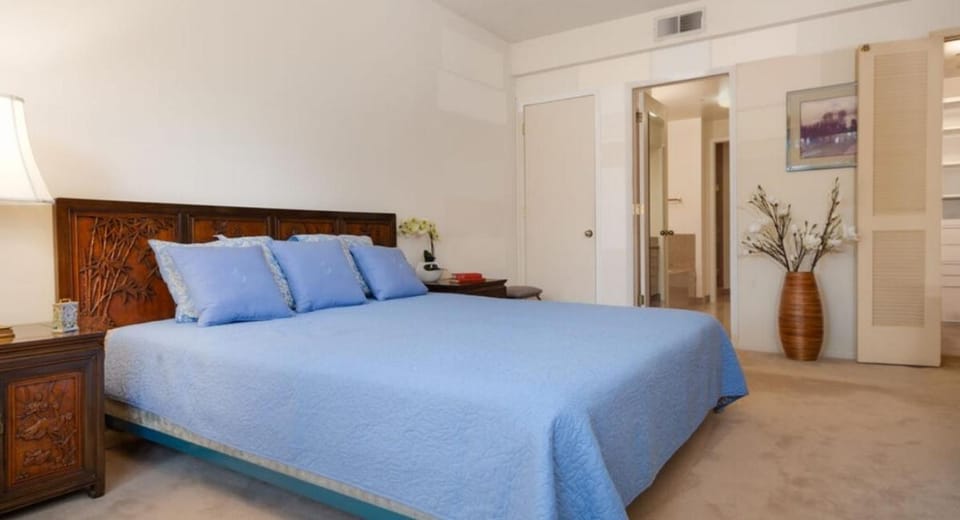 Spacious Two Bedroom Luxury Residence with Resort Amenities Apartment in Beverly Hills