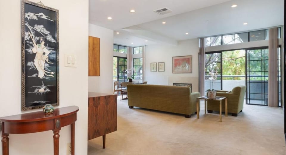 Spacious Two Bedroom Luxury Residence with Resort Amenities Apartment in Beverly Hills