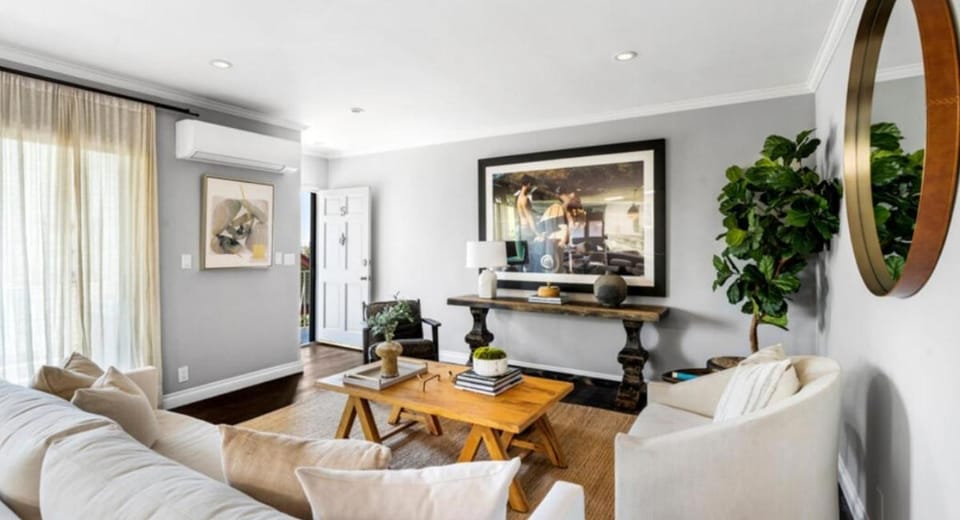 Modern Two Bedroom Residence Near Beach and Main Street Apartment in Venice Beach