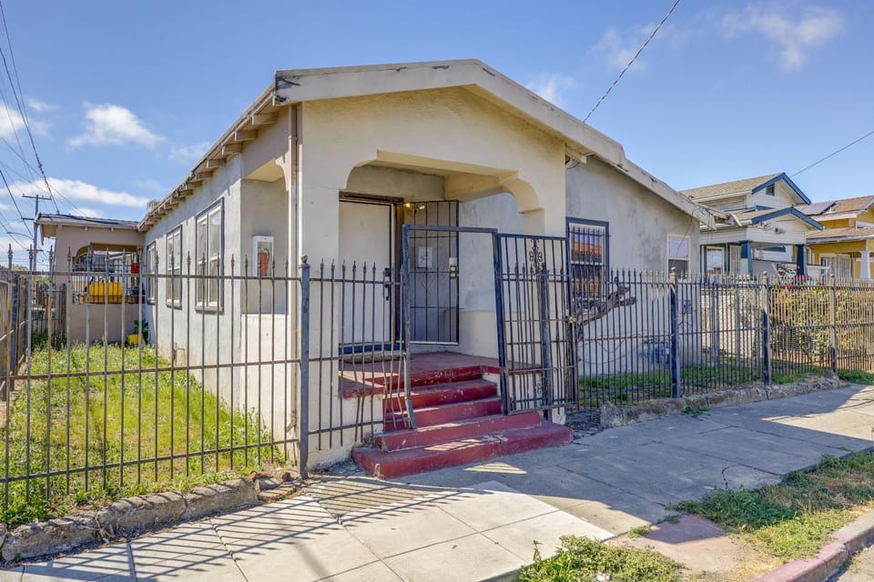 Yard, Fireplace, Full Kitchen! Oakland Home House in Oakland