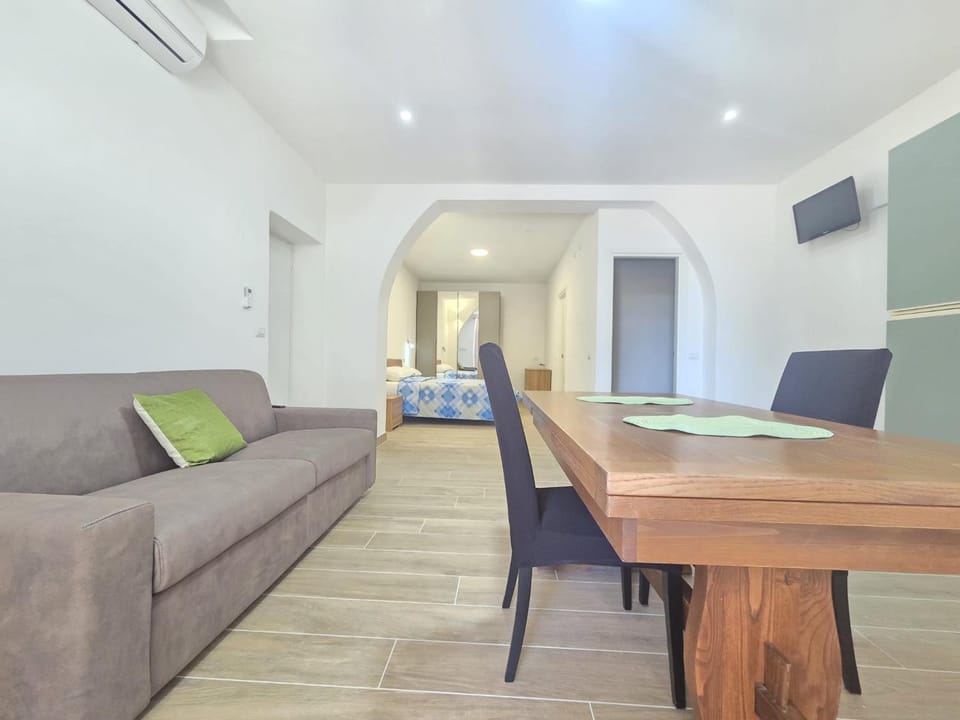 TV and multimedia, Living room, Seating area, Dining area, air conditioner