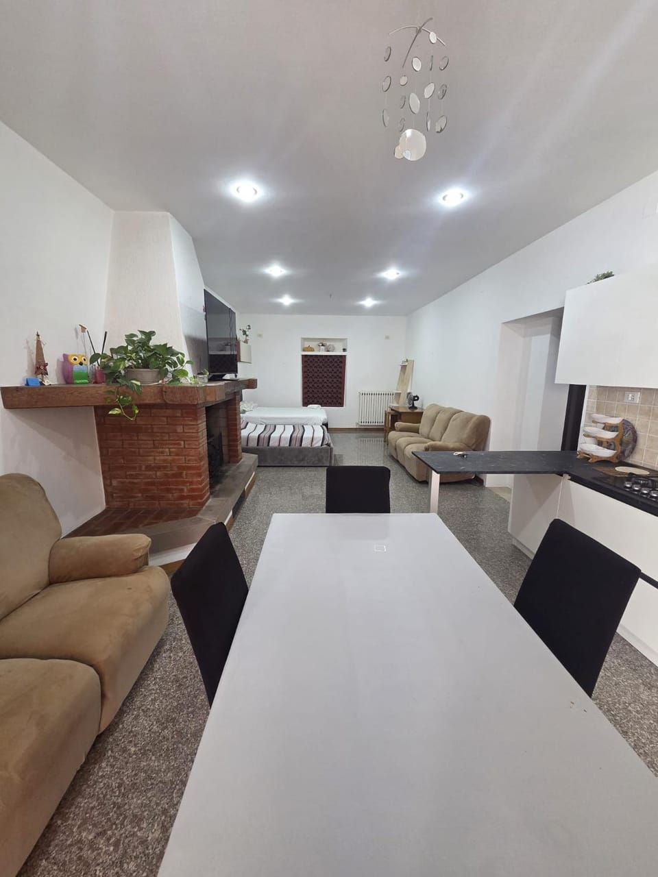 TV and multimedia, Kitchen or kitchenette, Living room, Seating area, Dining area, fireplace